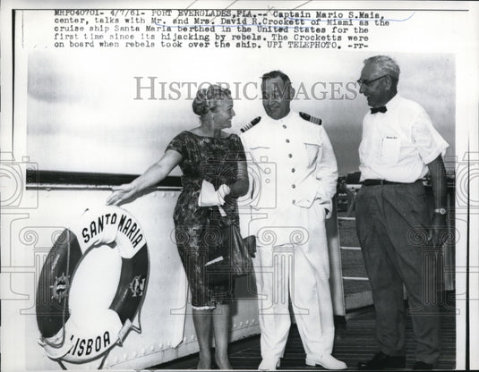 1961 Press Photo Capt. Maia greets the cruise passengers, Mr. & Mrs. Crocket