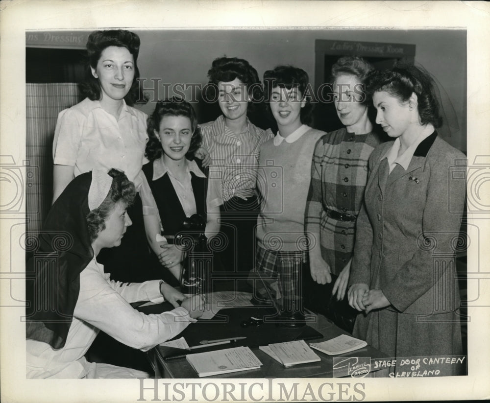 1943 Press Photo Red cross worker, Mrs. Hanna with six girls to be blood donors