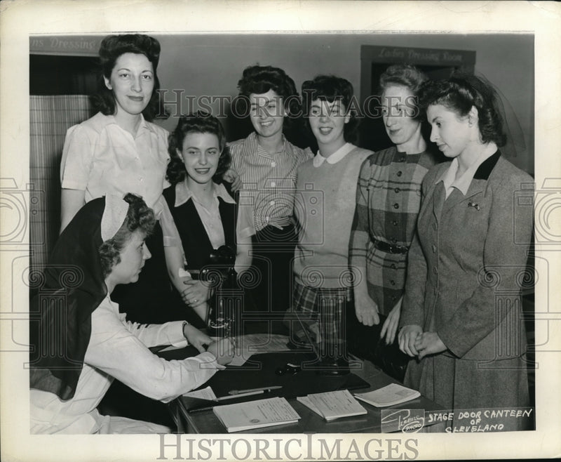 Load image into Gallery viewer, 1943 Press Photo Red cross worker, Mrs. Hanna with six girls to be blood donors

