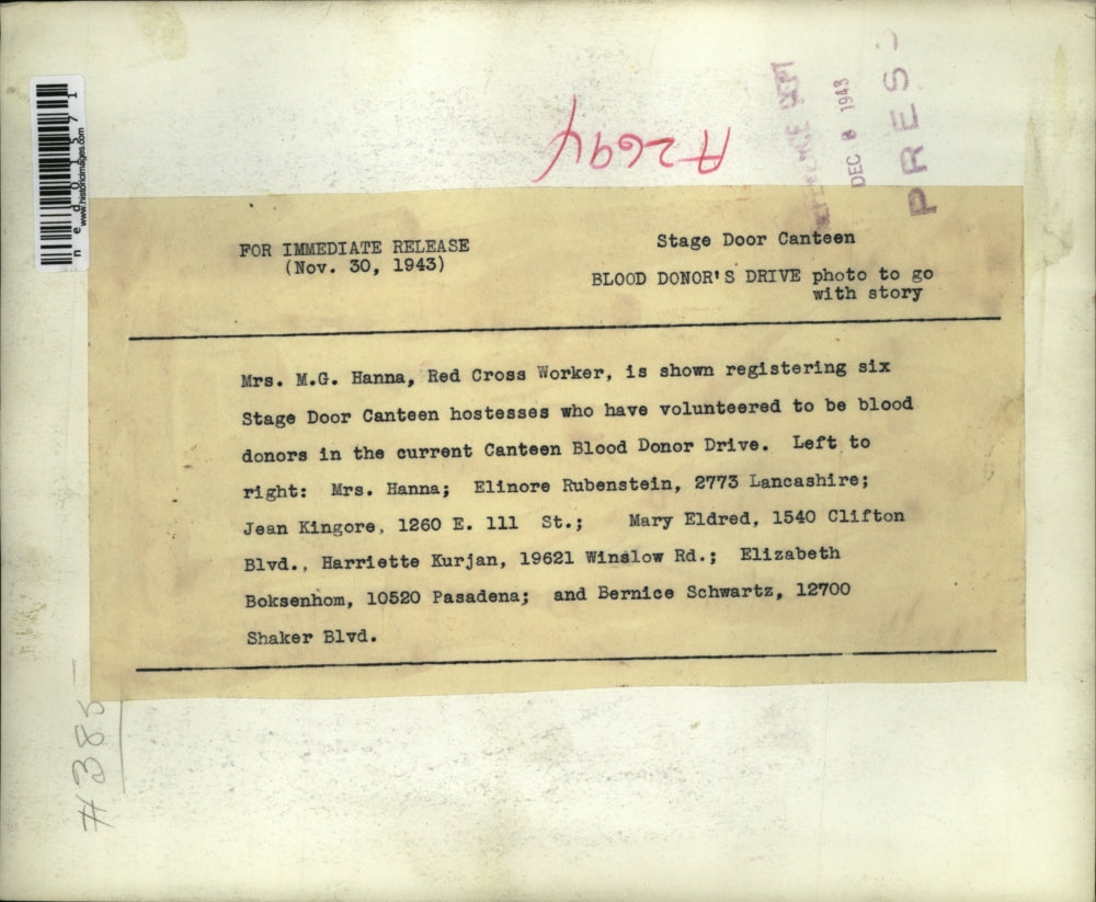 1943 Press Photo Red cross worker, Mrs. Hanna with six girls to be blood donors