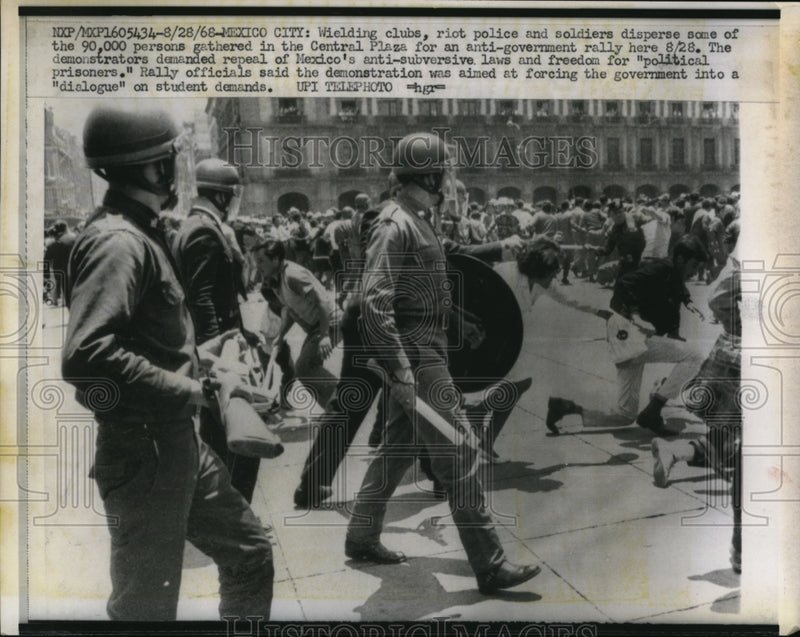 Load image into Gallery viewer, 1968 Press Photo Strikers, Police and Welding Clubs gathered in Central Plaza
