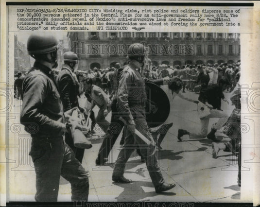 1968 Press Photo Strikers, Police and Welding Clubs gathered in Central Plaza