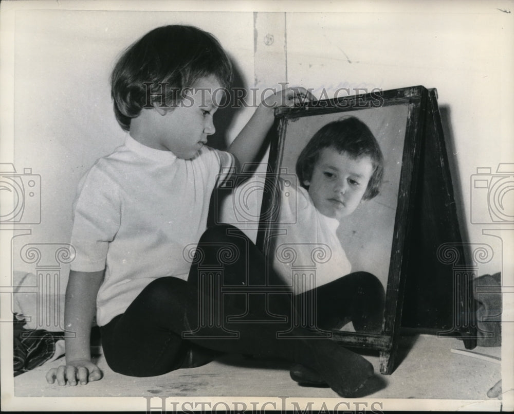 1959 Press Photo Paris Little model Isabelle studies herself in mirror