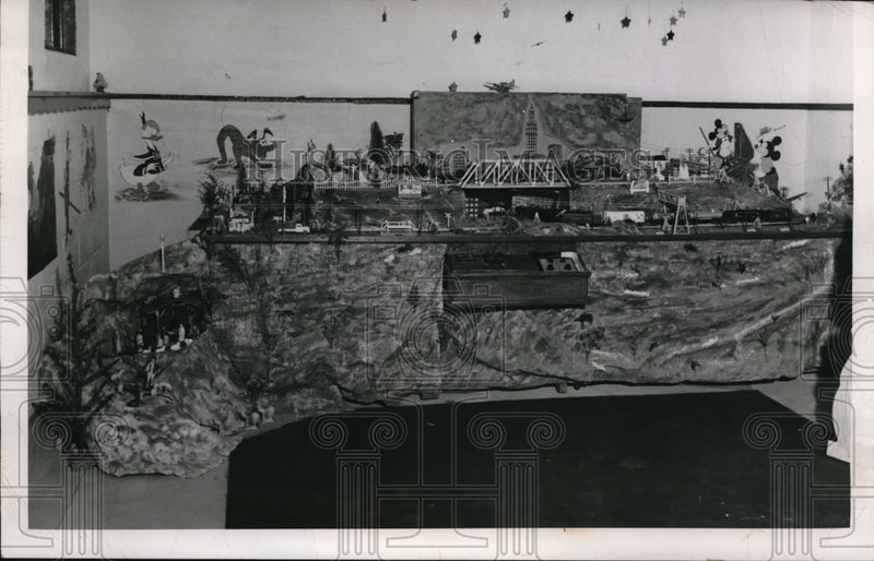 Load image into Gallery viewer, 1949 Press Photo Christmas Display photographed by Michael J Carrick - ned01642
