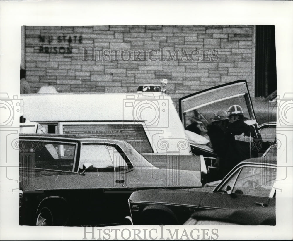 1971 Press Photo Anthony Piscatelli, one of the prison hostages was brought out