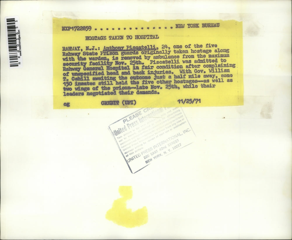 1971 Press Photo Anthony Piscatelli, one of the prison hostages was brought out