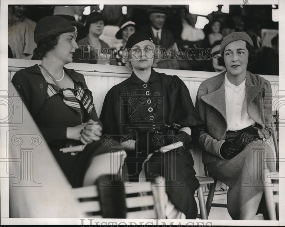 1933 Press Photo Mrs.Johnston,Mrs.Marston and Mrs.Manly at the Pimlico Preaknes