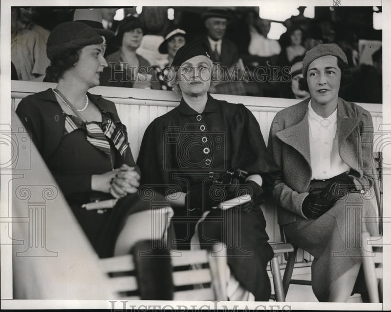Load image into Gallery viewer, 1933 Press Photo Mrs.Johnston,Mrs.Marston and Mrs.Manly at the Pimlico Preaknes
