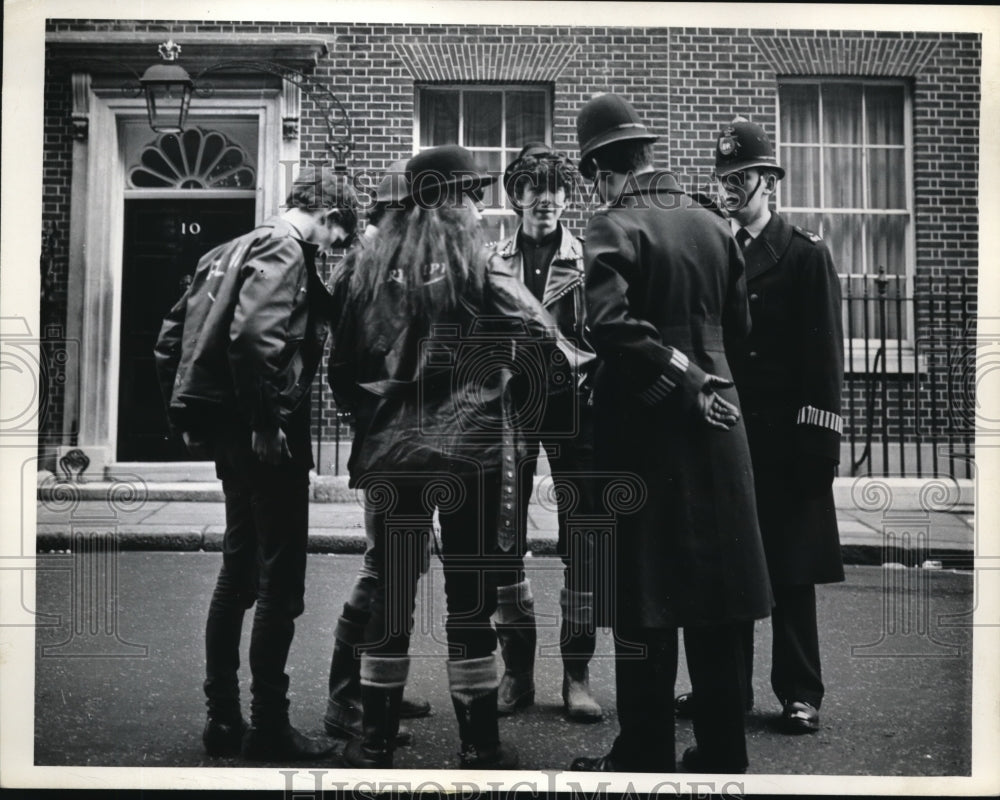 1965 Press Photo The meeting of Rockers and Policemen at the downing Street