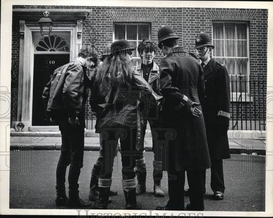 1965 Press Photo The meeting of Rockers and Policemen at the downing Street