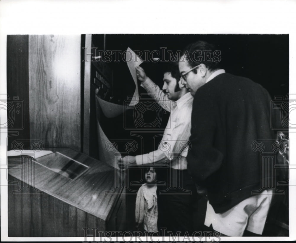 1971 Press Photo Tourists in Tokyo check bulletin boards for the currency value