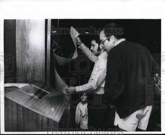 1971 Press Photo Tourists in Tokyo check bulletin boards for the currency value