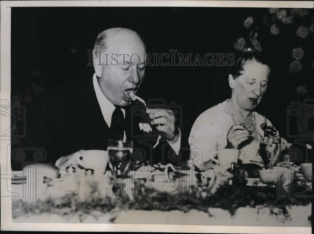 1937 Press Photo Mr. & Mrs. William Jeffers at a banquet to honor Mr. Jeffers.
