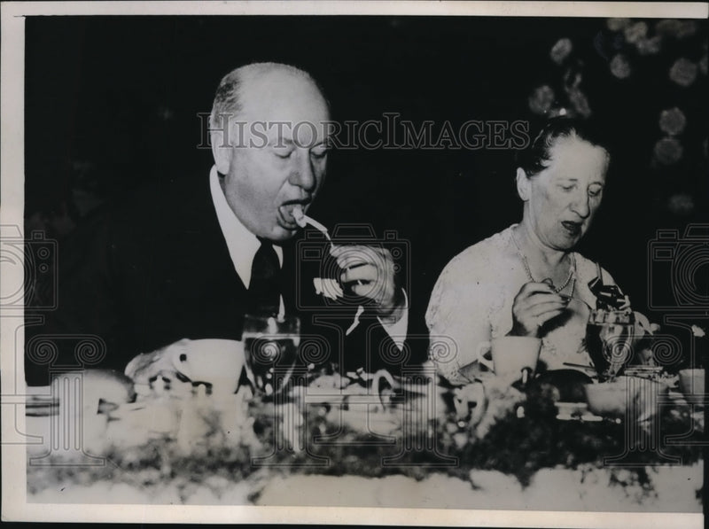 Load image into Gallery viewer, 1937 Press Photo Mr. &amp; Mrs. William Jeffers at a banquet to honor Mr. Jeffers.
