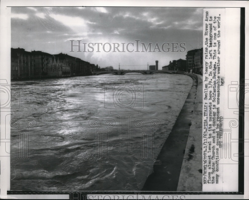 1963 Press Photo The River Arno flows almost level to its parapets here.