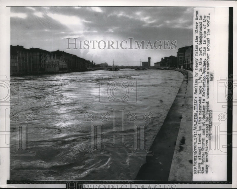 Load image into Gallery viewer, 1963 Press Photo The River Arno flows almost level to its parapets here.
