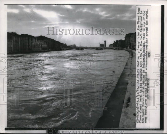 1963 Press Photo The River Arno flows almost level to its parapets here.