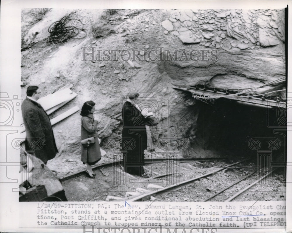 1959 Press Photo The last Blessings to the trapped miners by Rev. Edmund Langan