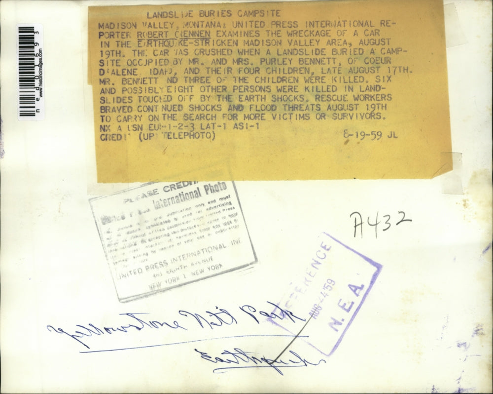 1959 Press Photo Robert Kennen UPI Reporter examine wreckage of a car.