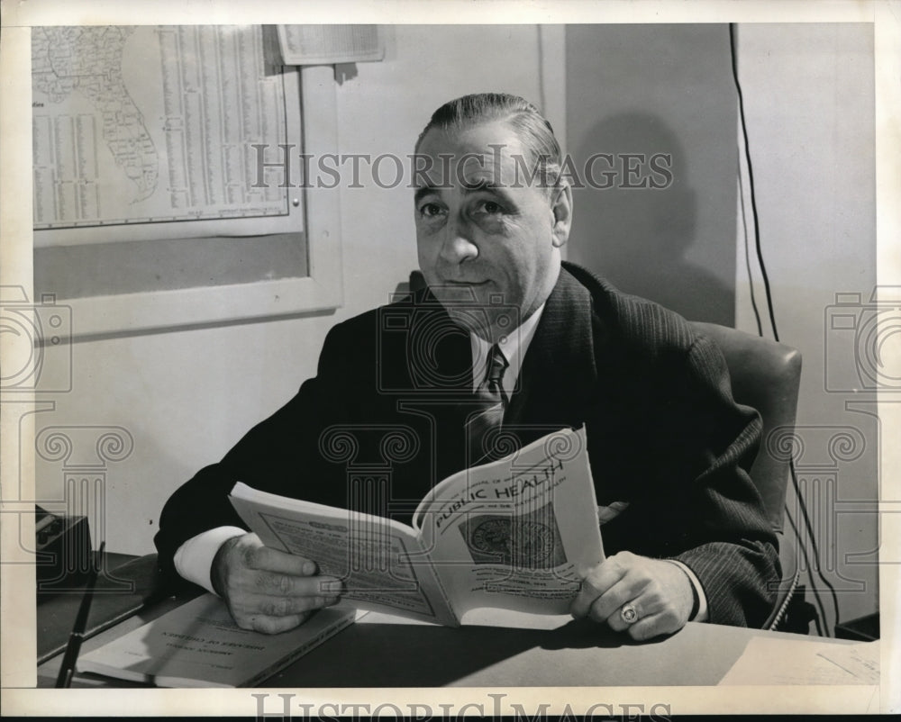 1942 Press Photo Dr. John L. Lavan with Public Heath Book