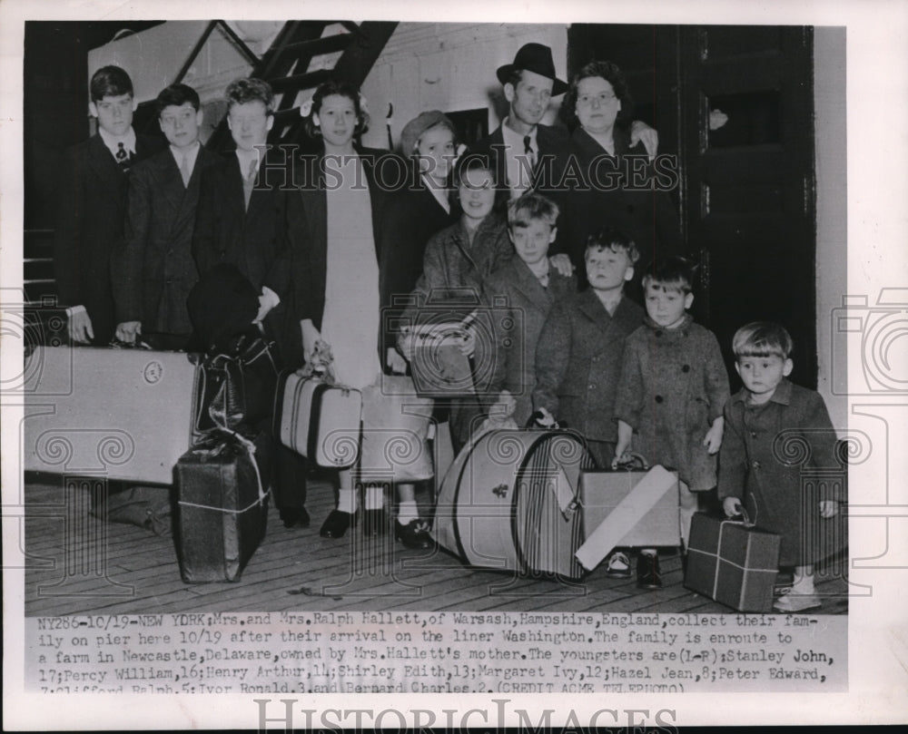 1951 Press Photo NYC Mr & Mrs Ralph Hallett & their 10 children at the ship dock