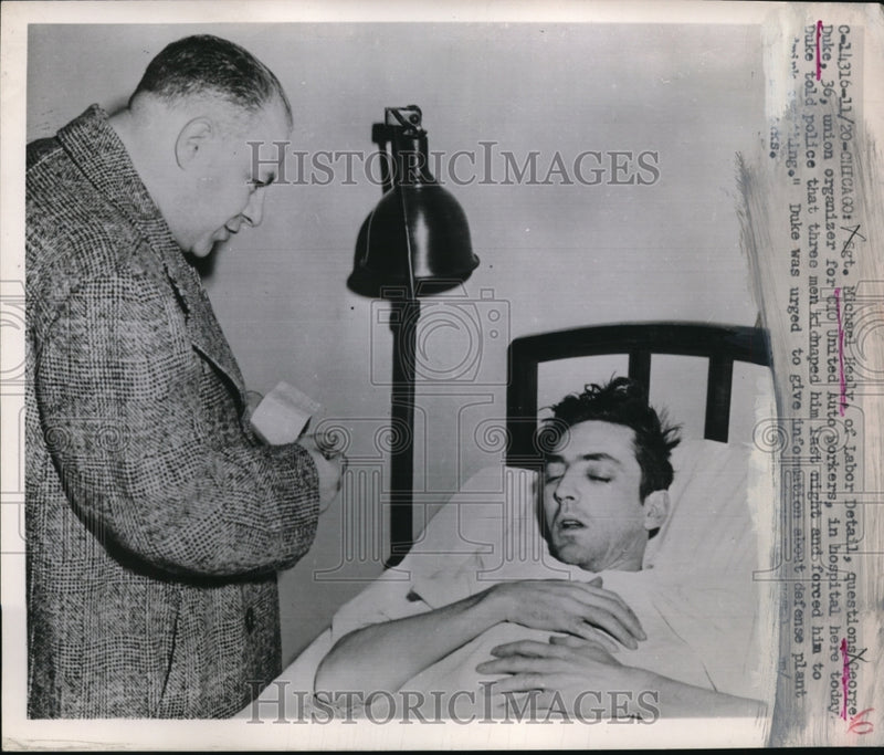 Load image into Gallery viewer, 1951 Press Photo Chicago Sgt Michael Healy questions George Duke Union organize
