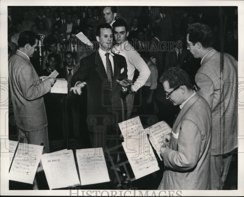 1951 Press Photo Ralph Flanaghan conduct orchestra at college affair