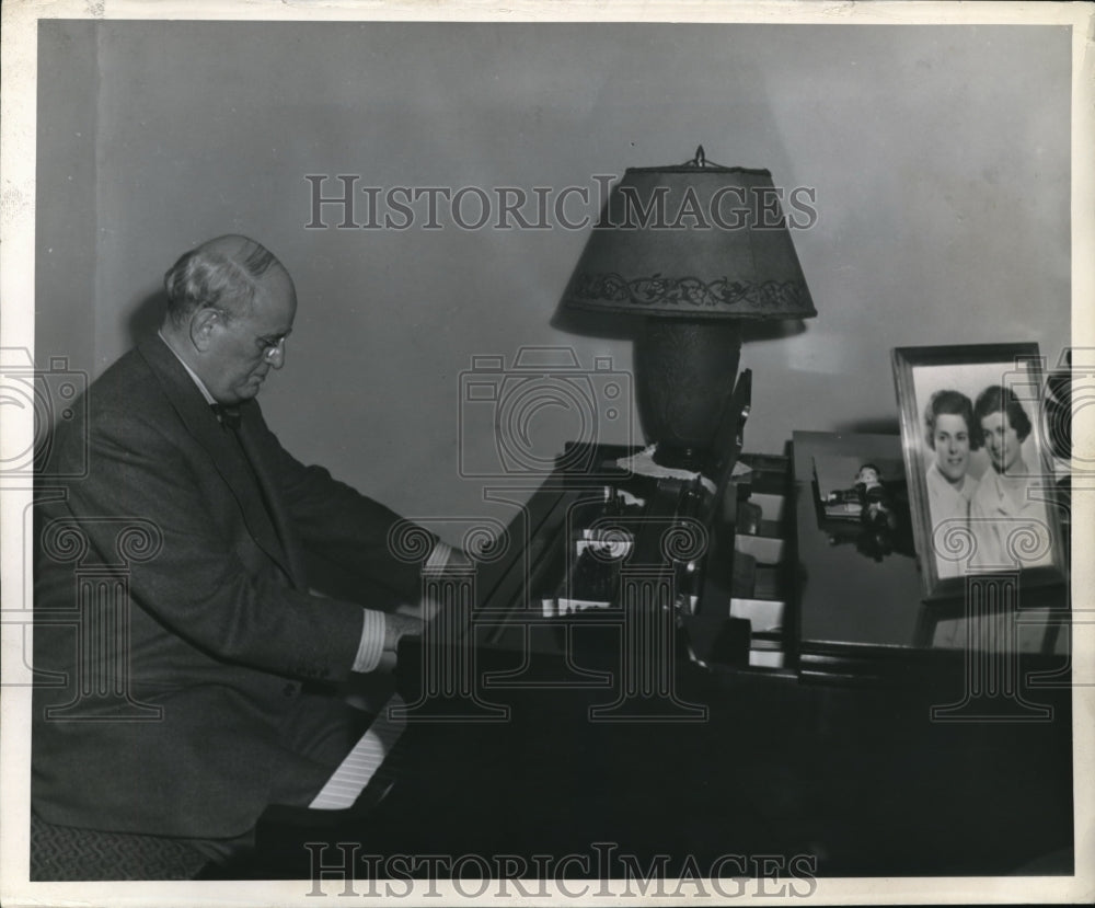 1944 Press Photo Floyd C Douglas pianist at Wittenberg school - ned01751