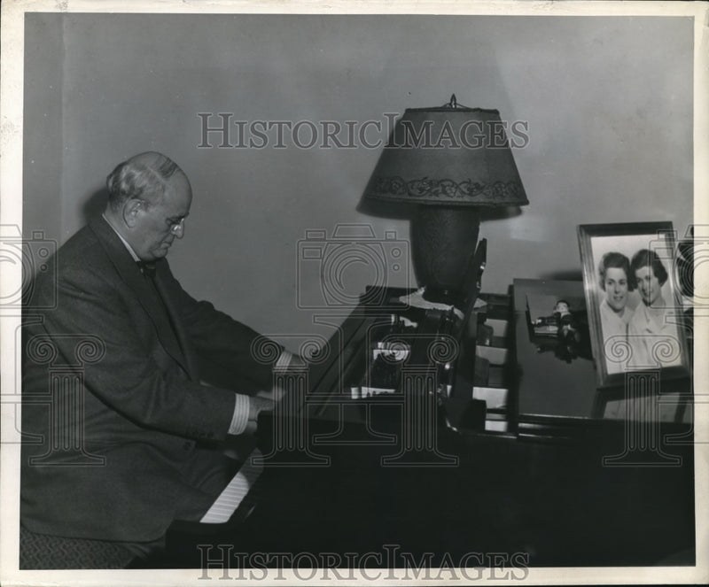 Load image into Gallery viewer, 1944 Press Photo Floyd C Douglas pianist at Wittenberg school - ned01751
