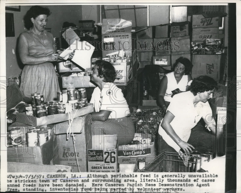 Load image into Gallery viewer, 1957 Press Photo Cameron LA Parrish Home demo agent &amp; canned goods
