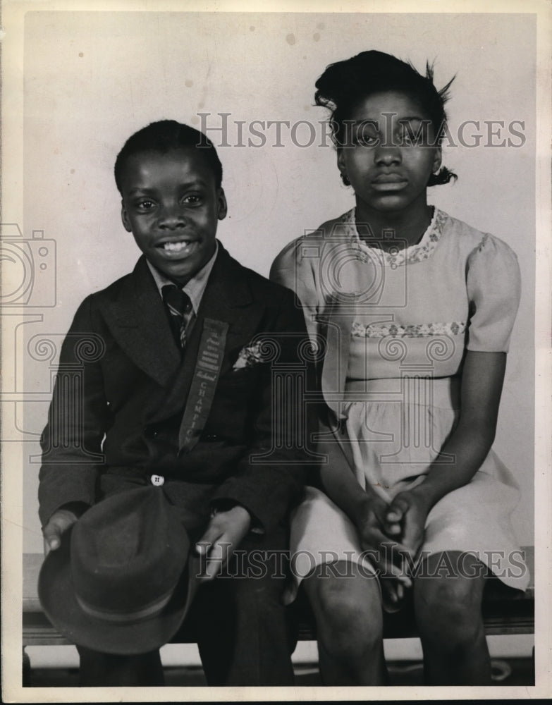 Load image into Gallery viewer, 1943 Press Photo David F Harmon, Eleanor Laster J Burrough school
