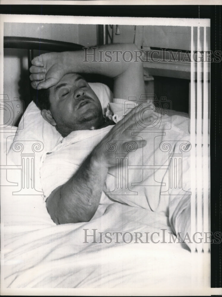 1957 Press Photo New Orleans La, Moody Flowers rescued from overturned barg