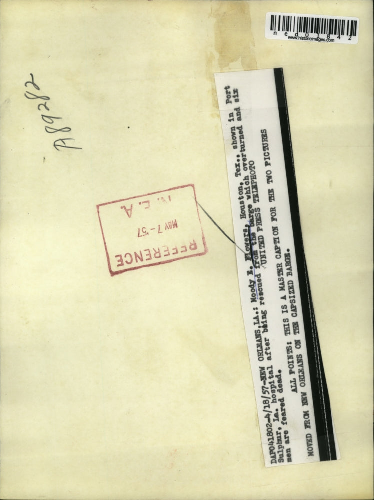 1957 Press Photo New Orleans La, Moody Flowers rescued from overturned barg