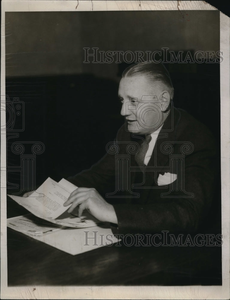 1935 Press Photo Ralph Lind at his office