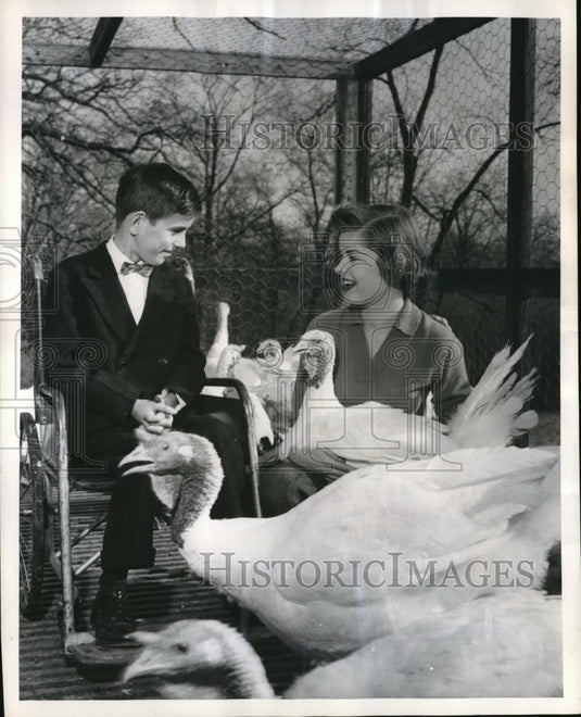 1955 Press Photo Richard Healey, Kathy Iverson & turkeys