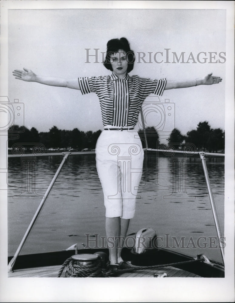 1960 Press Photo Lilian Hatcher in a small boat doing distress signal demo