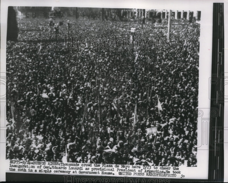Load image into Gallery viewer, 1955 Press Photo Pres Peron supporters in Buenos Aires Argentina - ned01956
