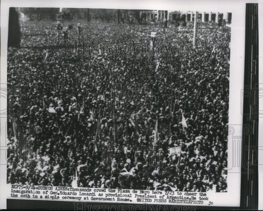 1955 Press Photo Pres Peron supporters in Buenos Aires Argentina - ned01956