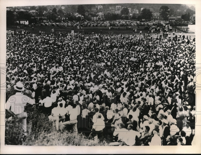 Load image into Gallery viewer, 1936 Press Photo Crowd to greet the president at Johnstoen Pa for a dam project
