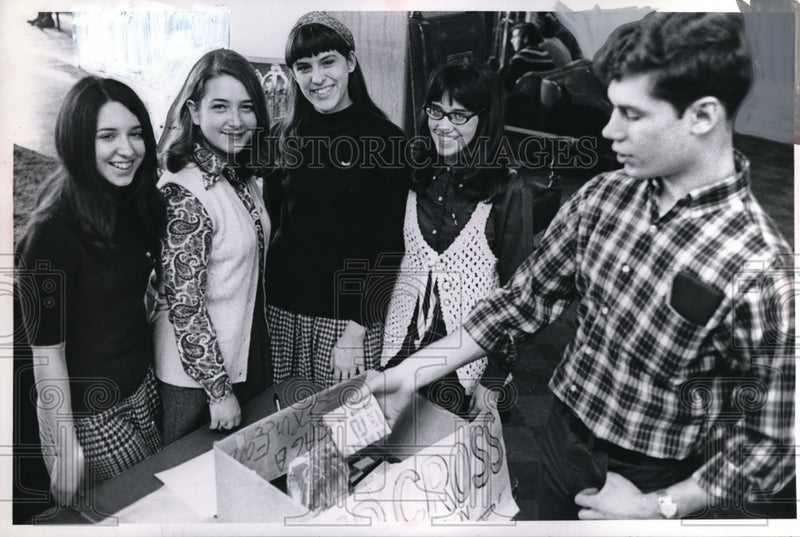Load image into Gallery viewer, Press Photo Chris Hudak, M Landau, Jean Fyfe, L Kvkvra, M Sorenson
