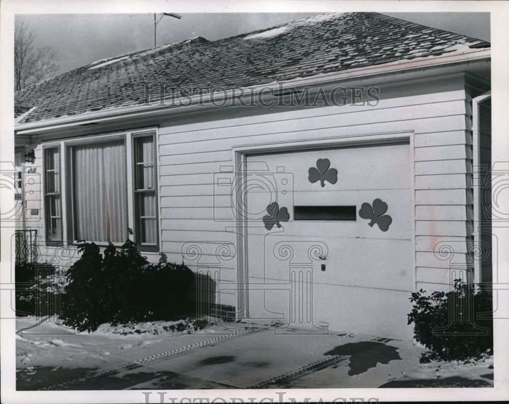 Press Photo Shamrocks on Garage of Bernie Mullen Home Warrensville Heights Ohio