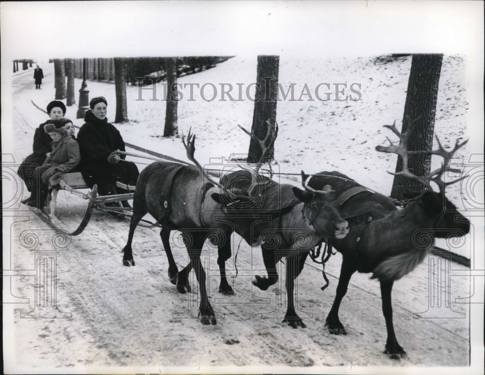 1961 Press Photo The Russian style of dashing through the snow