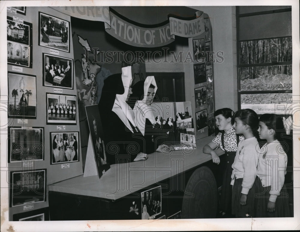 1956 Press Photo Three little kids look at the St. Paschal Sister's exhibit