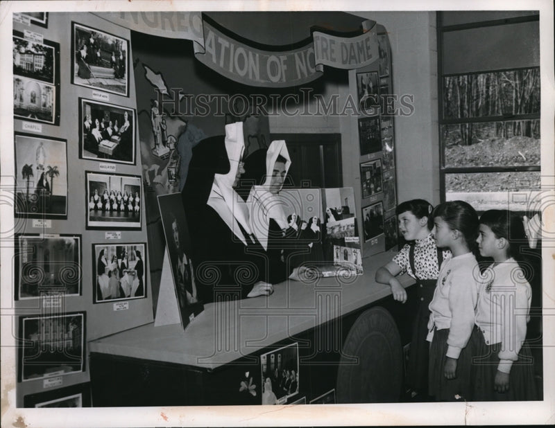 Load image into Gallery viewer, 1956 Press Photo Three little kids look at the St. Paschal Sister's exhibit
