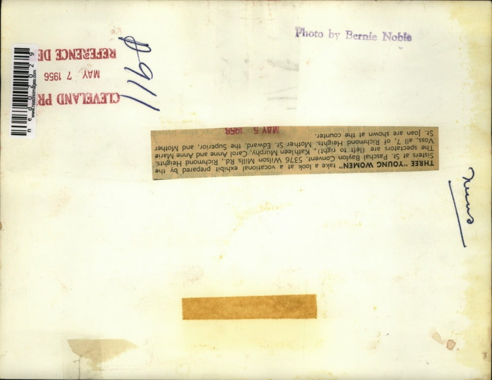 1956 Press Photo Three little kids look at the St. Paschal Sister's exhibit