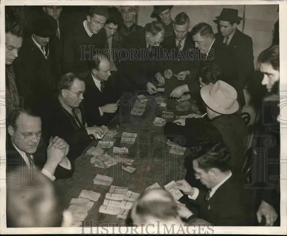 1941 Press Photo Ballot Counting cast by the Aeronautical Mechanic Union