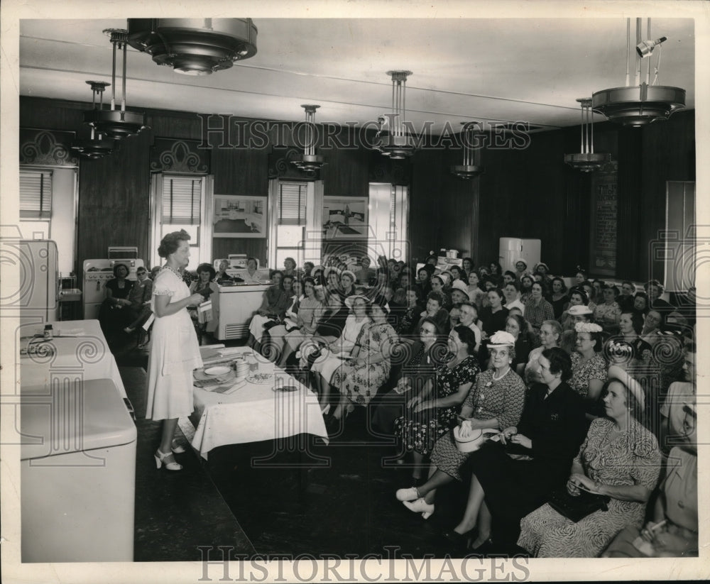 1940 Press Photo Food Freezer Clinic Class in Progress
