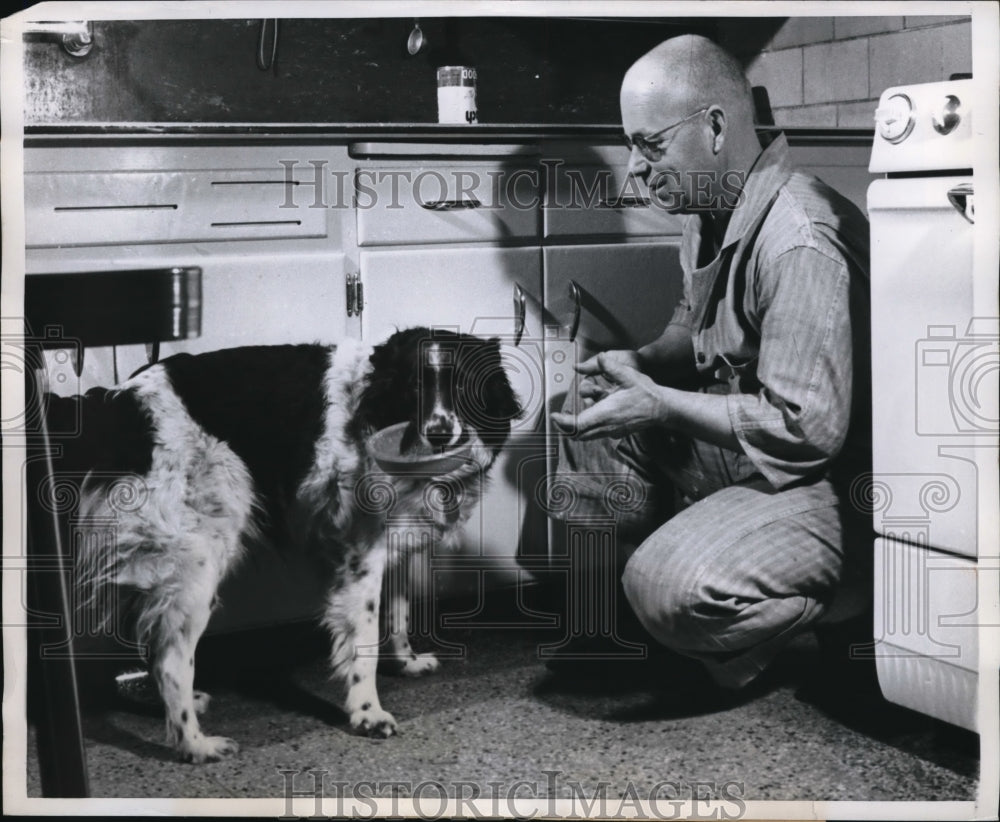 1960 Press Photo Dog Named Smoky Brings HIs Food Dish to Fireman Earl Briggs