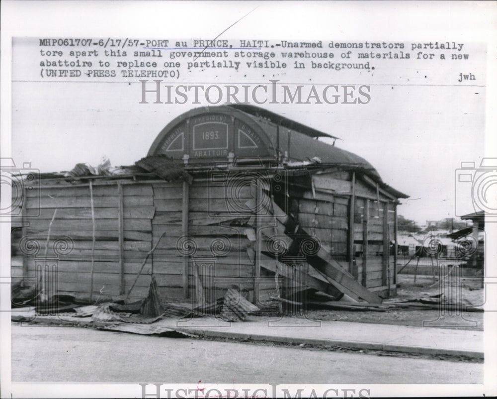 1957 Press Photo Demonstrators destroy the small government storage warehouse