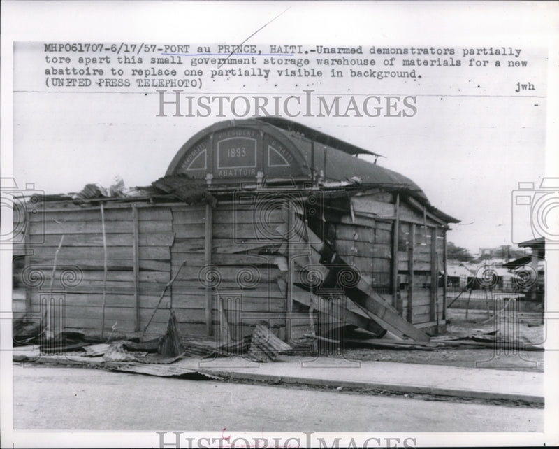 Load image into Gallery viewer, 1957 Press Photo Demonstrators destroy the small government storage warehouse
